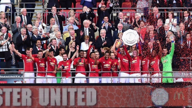 Mecz o Tarczę Wspólnoty pomiędzy Mistrzem Anglii a zwycięzcą Pucharu Anglii dla Manchesteru United. Tym sposobem Jose Mourinho, nowy trener Czerwonych Diabłów, może cieszyć z pierwszego trofeum w nowym klubie.