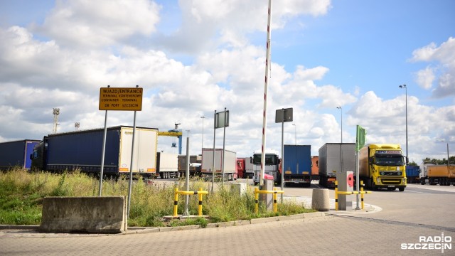 Duże kolejki przed portem. Spółka przeprasza kierowców