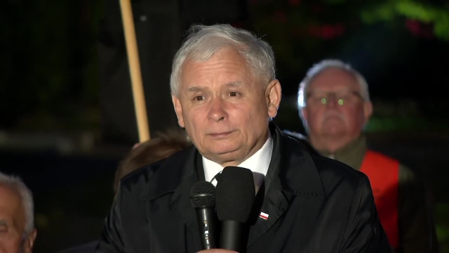 Ci, co się wydawało, że się cofnęli, dalej chcą walczyć i przeciwstawiać się prawdzie o Smoleńsku i uczczeniu ofiar - powiedział w środę podczas 76 miesięcznicy katastrofy prezydenckiego samolotu Jarosław Kaczyński, prezes Prawa i Sprawiedliwości.