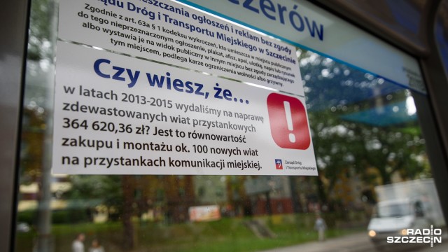 Mniej zniszczeń na przystankach. Pomogły naklejki