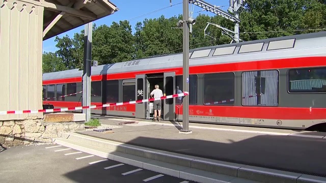 27-latek zaatakował pasażerów w pociągu w Szwajcarii. Mężczyzna podpalił wagon i ranił podróżnych nożem. Do zdarzenia doszło w sobotę w kantonie St. Gallen.