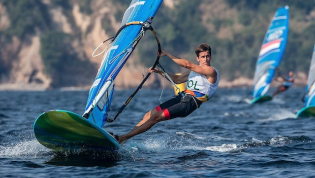 Polski mistrz świata z tego roku przegrał z najgroźniejszymi konkurentami w wyścigu medalowym. Jednym punktem wyprzedził go w klasyfikacji - żeglarz z Francji.