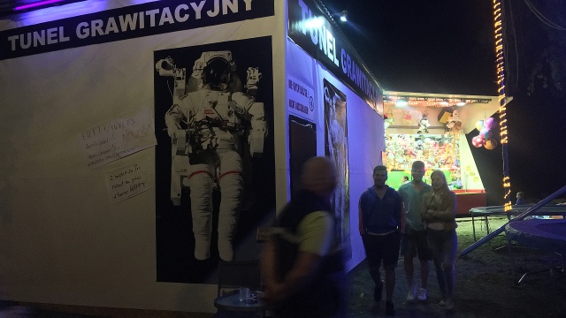 W środku jest ciemno, trudno utrzymać równowagę i wydaje się, że zaraz spadnie się w przepaść. Taka atrakcja stoi w Międzyzdrojach.