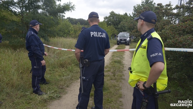 Eksperyment procesowy w sprawie śmiertelnego postrzelenia kierowcy Seata w szczecińskich Podjuchach przerwany. Prokurator zakończył czynności we wtorek, bo utrudniali je okoliczni mieszkańcy oraz padający deszcz.