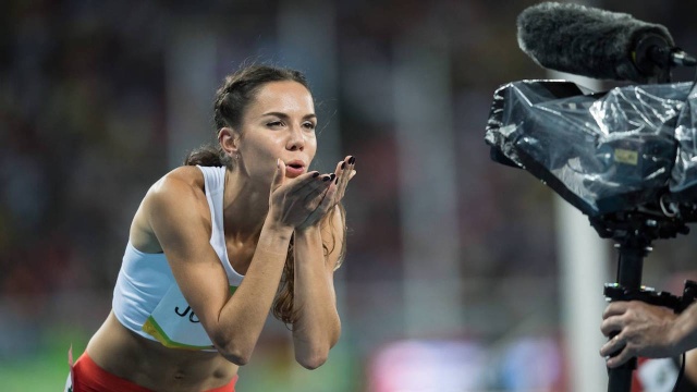 Na olimpijskiej bieżni w Rio wygrała Caster Semenya z RPA. Muskularna dziewczyna zademonstrowała mocny finisz na ostatnich 200 m. Polka nie wytrzymała tempa.