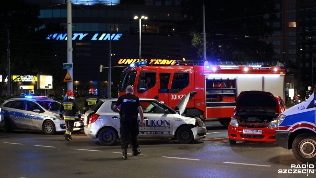 Niewielkie utrudnienia dla kierowców były wieczorem przy placu Rodła w Szczecinie. Po godzinie 20 zderzyły się tam dwa auta.