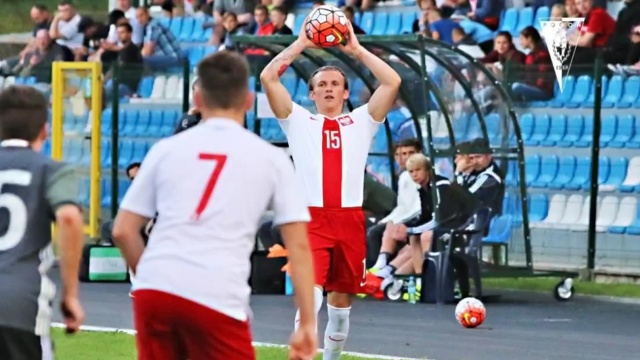 Grający na środku oraz lewej stronie obrony 19-letni piłkarz w środę rozpocznie testy w portowym klubie.