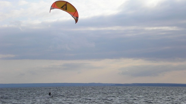 Kitesurfer spędził w Bałtyku prawie dobę, ale jest cały i zdrowy. Szczęśliwy koniec ma historia zaginięcia mężczyzny na Pomorzu. 30-latek pływał w poniedziałek przy plaży w Juracie, ale silny prąd zepchnął go wgłąb morza, a wiatr połamał latawiec.