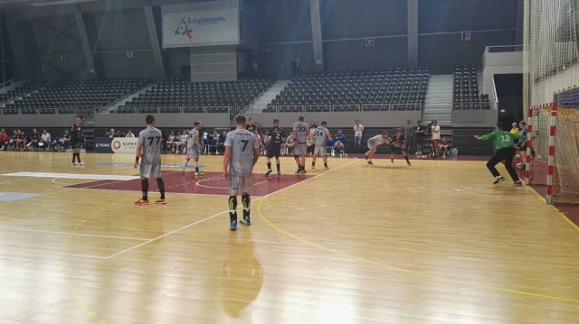 Piłkarze ręczni Sandry SPA Pogoni od porażki rozpoczęli występy w zawodowej PGNiG Superlidze. Szczecinianie w inauguracyjnym meczu przegrali na wyjeździe z KPR Legionowo 25:35.