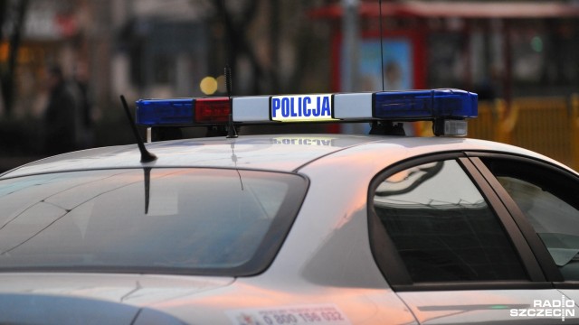 Policja w Kamieniu Pomorskim poszukiwała mężczyzny, który zbiegł z rozbitego Opla Astry.