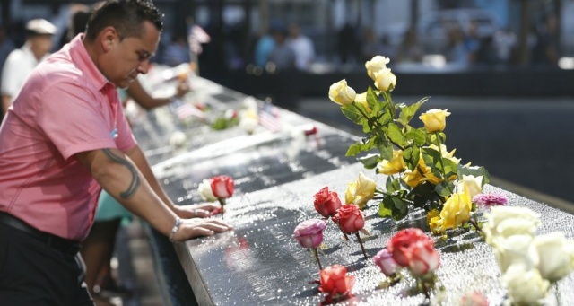 Stany Zjednoczone upamiętniły w niedzielę ofiary terrorystycznych ataków z 11 września 2001 roku. Uroczystości odbyły się w całym kraju. Największe i najważniejsze w Nowym Jorku na dolnym Manhatanie, Waszyngtonie oraz na polach Pensylwanii, gdzie rozbił się jeden z porwanych samolotów.