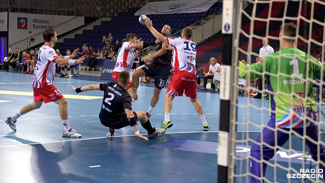Drugi mecz i druga porażka. Piłkarze ręczni Sandry SPA Pogoni nadal bez punktów w Superlidze. Szczecinianie po piątkowej wpadce w Legionowie z KPR we wtorek we własnej hali przegrali z Azotami Puławy 23:33.