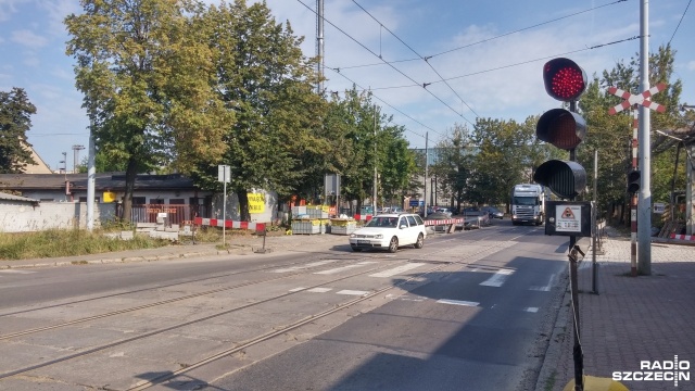 Koniec wahadła na ulicy Stalmacha w Szczecinie. Ruch wahadłowy obowiązywał tam przez kilka tygodni z powodu remontu przejazdów kolejowych.