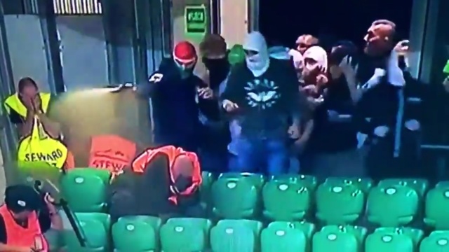 Nie milkną echa kompromitującej postawy piłkarzy i kibiców Legii Warszawa w środowym meczu Ligii Mistrzów. Piłkarze przegrali z Borussią Dortmund 0:6, a kibice lżyli piłkarzy i kibiców gości.
