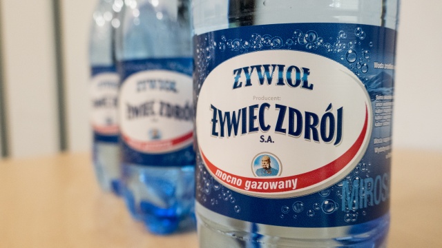 31-latek trafił w środę do szpitala w Bolesławcu - poinformowały ogólnopolskie media. Feralna partia wody pochodziła z rozlewni w Mirosławcu.