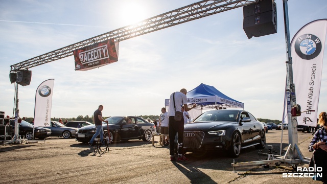 Superszybkie samochody, wyścigi na 14 mili i pokaz driftu - miłośnicy motoryzacji z hukiem zakończyli sezon.
