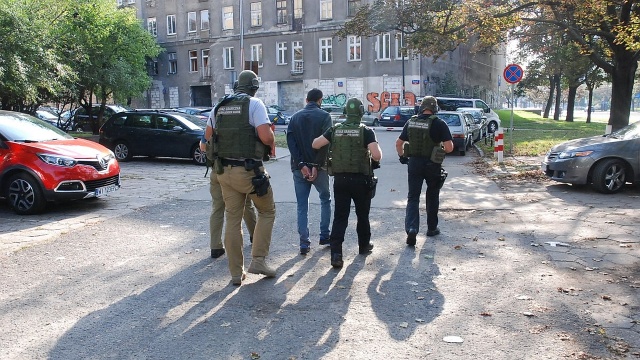 Gang złożony z Czeczenów i Polaka sprowadził do Polski przynajmniej 80 osób.
