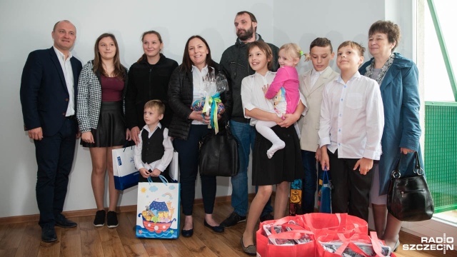 Klucze do nowego, większego mieszkania odebrała w środę szczecińska rodzina z ośmiorgiem dzieci. Państwo Sylwia i Tomasz Rybarczykowie są pierwszymi, którzy skorzystali z miejskiego programu Dom Dużej Rodziny.