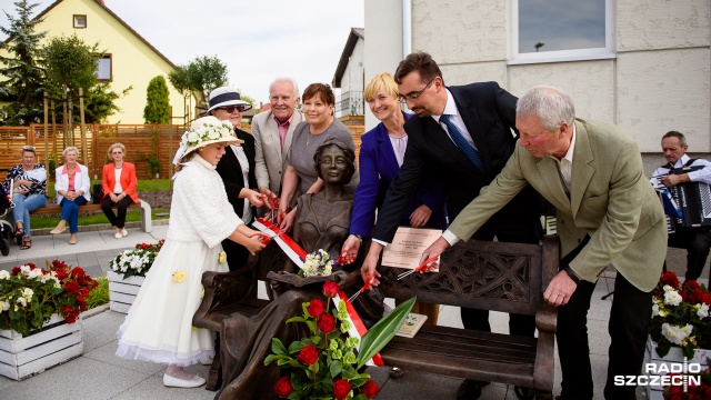 Pomnik XIX-wiecznej pisarki, Elizabeth von Arnim stanął w Dobrej Szczecińskiej. Przedstawia siedzącą na ławce z książką w dłoniach kobietę.