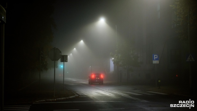 Nocą w terenie zabudowanym trzeba będzie jeździć wolniej - nad takim projektem pracuje rząd. Ma on dostosować nasze przepisy do norm europejskich - informuje PAP.