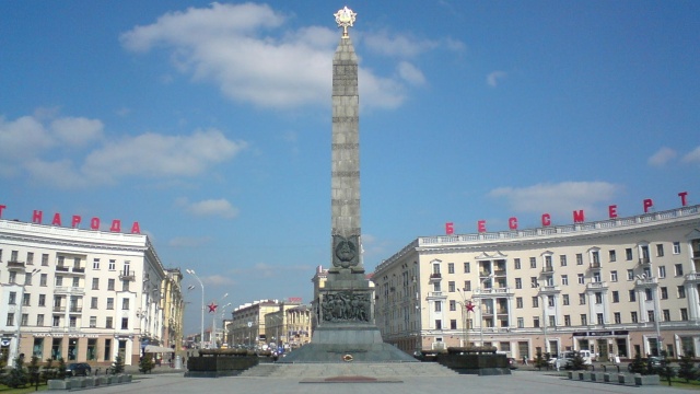 Jedna osoba została ranna a jedna nie żyje w ataku piłą mechaniczną w galerii handlowej w Mińsku. To kobieta - pisze PAP.