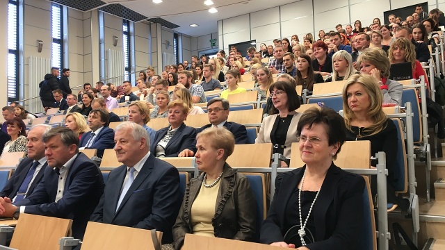 Uczestnicy wezmą udział w kursie z podstaw inwestowania pod honorowym patronatem Giełdy Papierów Wartościowych w Warszawie.