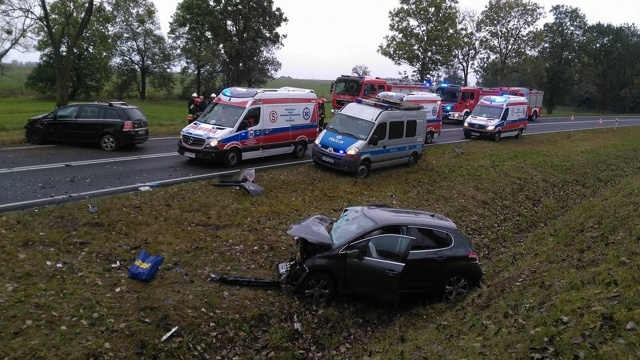 Siedmioro rannych - w tym czworo dzieci i utrudnienia na drodze krajowej numer 11 między Mścicami a Kazimierzem Pomorskim.