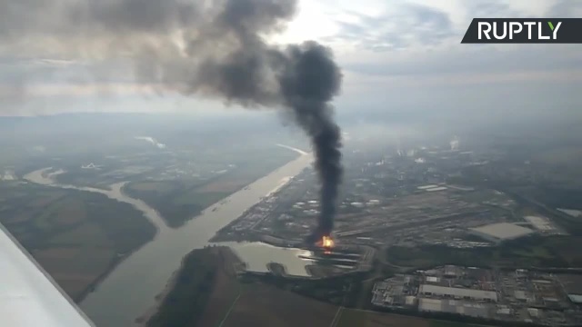 Jedna osoba zginęła, 6 jest zaginionych - to bilans silnej eksplozji i pożaru w zakładach chemicznych BASF w Ludwigshafen. Policja ostrzega przed ewentualnym skażeniem powietrza.
