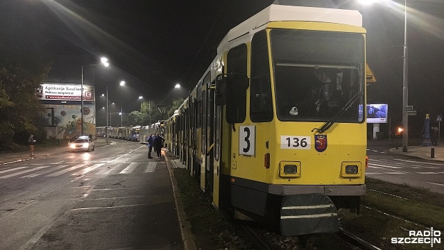 W alei Wyzwolenia, obok przystanku Odzieżowa w kierunku centrum miasta zepsuł się tramwaj linii 3. Zepchnąć go do zajezdni miał skład linii 12, ale też się zepsuł.