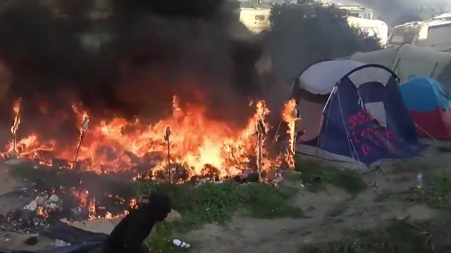 Dzień wcześniej niż planowano migranci opuścili obozowisko w Calais, na północy Francji - poinformowała prefekt departamentu Pas-de-Calais.
