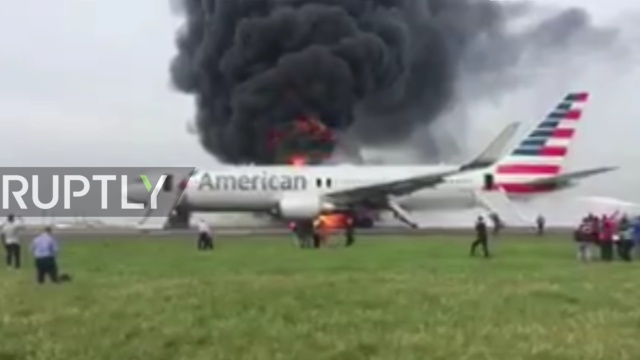 Samolot American Airlines kołował w stronę pasa startowego lotniska w Chicago, kiedy z prawego silnika buchnął ogień.