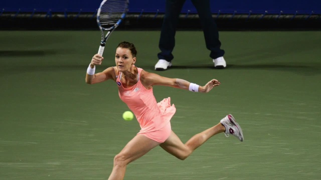 Agnieszka Radwańska odpadła z Mistrzostw WTA turnieju Masters tenisistek w Singapurze. Broniąca tytułu Polka przegrała w sobotnim półfinale z Niemką polskiego pochodzenia Angelique Kerber 2:6, 1:6.