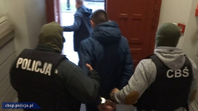 Funkcjonariusze Centralnego Biura Śledczego z Olsztyna zatrzymali cztery osoby, które próbowały przywłaszczyć 1,5 mln złotych.