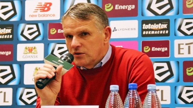 Trener Pogoni Szczecin był zadowolony z wyniku drużyny na boisku Lechii, a szkoleniowiec biało-zielonych Piotr Nowak nie krył rozczarowania postawą sędziego.
