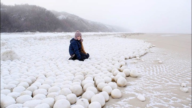 Tajemnicze śnieżne kule na syberyjskiej plaży w Rosji. Najmniejsze mają wielkość piłki tenisowej, największe - prawie metrową średnicę - piszą ogólnopolskie media.
