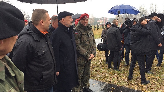 Antoni Macierewicz zapowiedział, że w 2017 r. będzie dążył, by uczniowie ponownie brali udział w takich zajęciach w szkołach - informuje PAP.