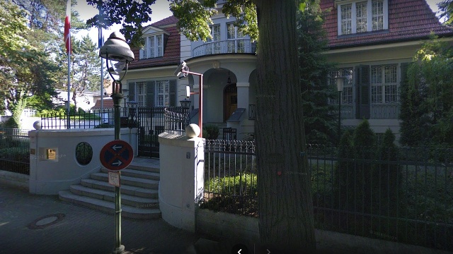 Kanister z łatwopalną cieszą ktoś wrzucił na teren polskiej ambasady w Berlinie - podaje Polska Agencja Prasowa.