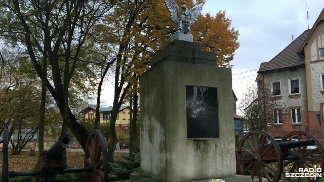 Na kilka dni przed obchodami Narodowego Święta Niepodległości, tablica monumentu została wymazana srebrną farbą.