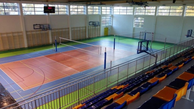 Są boiska do siatkówki, koszykówki, piłki ręcznej i nożnej halowej, są też trybuny na 300 osób. Zakończyła się budowa nowej hali sportowej w Goleniowie, przy Gimnazjum nr 2. Inwestycja kosztowała prawie siedem milionów złotych.