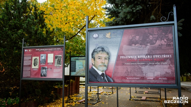 Ekspozycja na temat pułkownika PRL, który podjął współpracę z amerykańskim wywiadem, stanęła przy pomniku poświęconym przyjaźni polsko-radzieckiej w Nowogardzie.