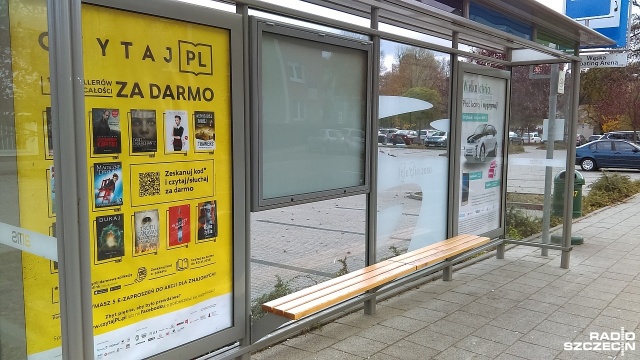 Darmowe i legalne e-booki oraz audiobooki do pobrania na siedmiu przystankach w Szczecinie. Rozpoczęła się akcja CzytajPL.