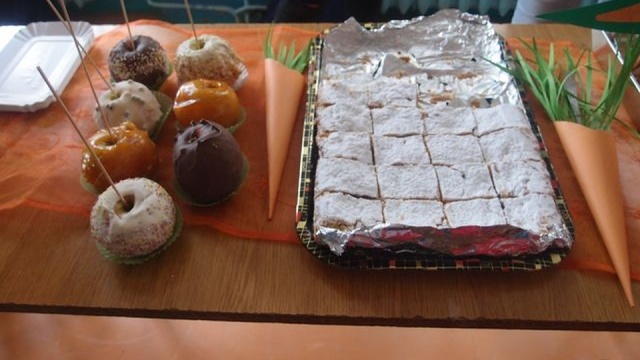 Sprzedając pieczone jabłka na patyku i ciasta marchewkowe uzbierali kilkaset zł na leczenie chorej Katarzyny Miszczuk.