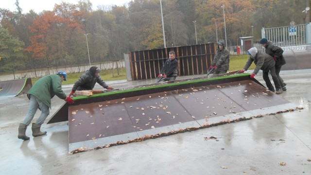 Lodowisko zamiast skateparku. Pierwsze ślizgi w grudniu