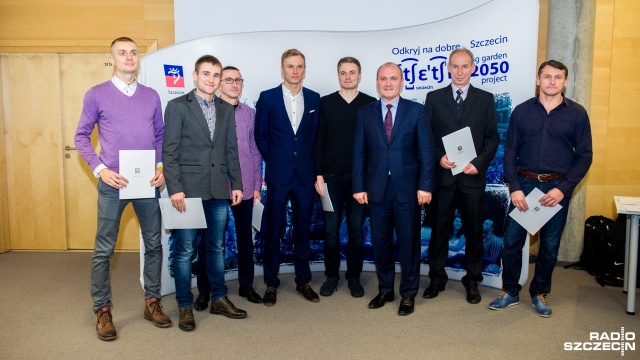 Ponad 150 zawodników i zawodniczek otrzymało we wtorek od Piotra Krzystka listy gratulacyjne oraz sportowe plecaki.