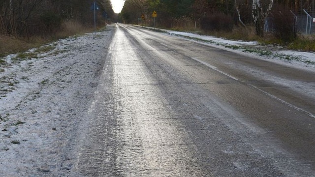Kolizja na drodze krajowej nr 142 - popularnej chociwelce. Są tez inne - pogodowe - utrudnienia na drogach regionu.