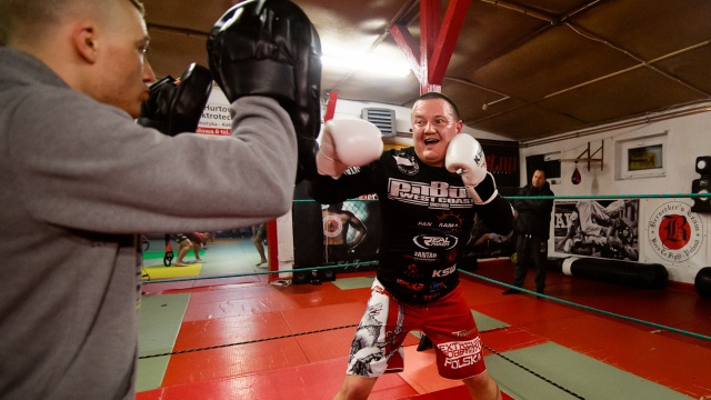 Porażenie mózgowe nie przeszkodziło mu w tym, aby stać się wojownikiem. Łukasz Rzążewski od trzech lat trenuje w Berserker039s Team Stargard. Poprzez boks oraz crossfit złapał formę i zrzucił 20 kilogramów. Nie wyobraża sobie życia bez treningów.