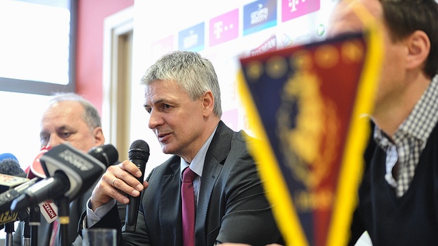 Były trener Pogoni Szczecin pracował w krakowskim klubie od 13 marca tego roku. Zrezygnował z przyczyn finansowych.