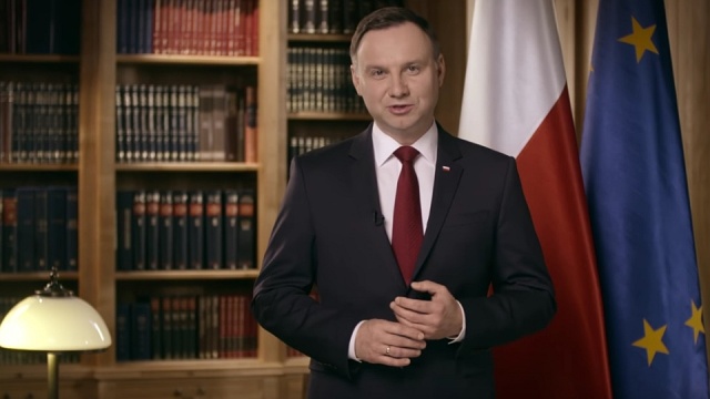 Europa doświadcza dziś trudnych chwil. Związane są one z masową migracją, działaniami wojennymi na wschodzie i południu, terroryzmem, zmianami naruszającymi spójność Unii Europejskiej. To uzmysławia nam, jak bardzo potrzebna jest nam jedność, jedność pomimo różnic poglądów - mówił w orędziu z okazji Narodowego Dnia Niepodległości Prezydent Andrzej Duda.