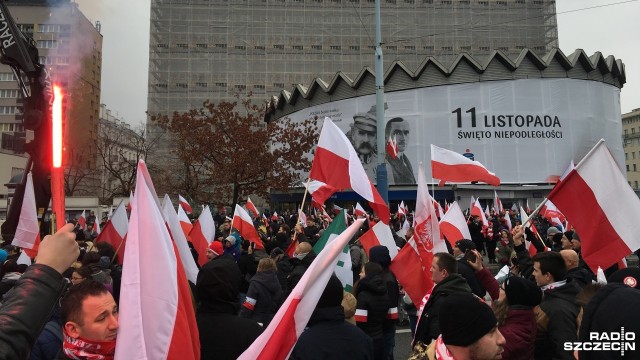 Ruszył Marsz Niepodległości w Warszawie [ZDJĘCIA]