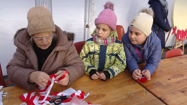 Były patriotyczne pieśni, warsztaty robienia biało-czerwonych kokard narodowych oraz spotkania z Powstańcami Warszawskimi.